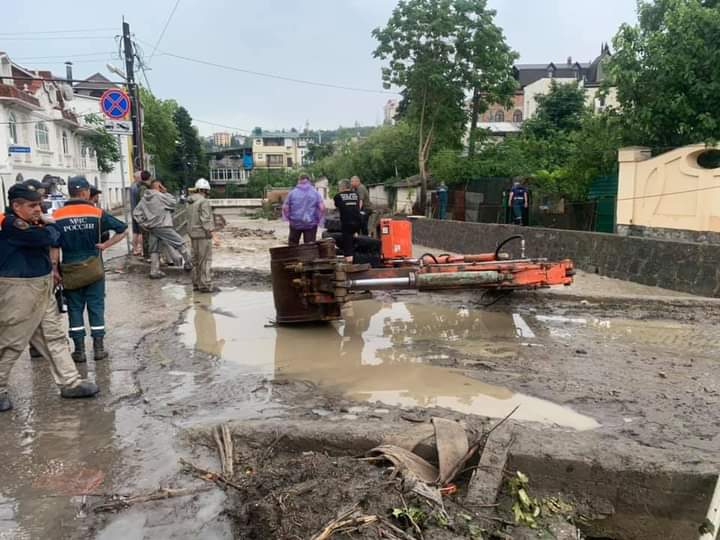 В Ялте поток воды снес экскаватор. Скриншот из твиттера