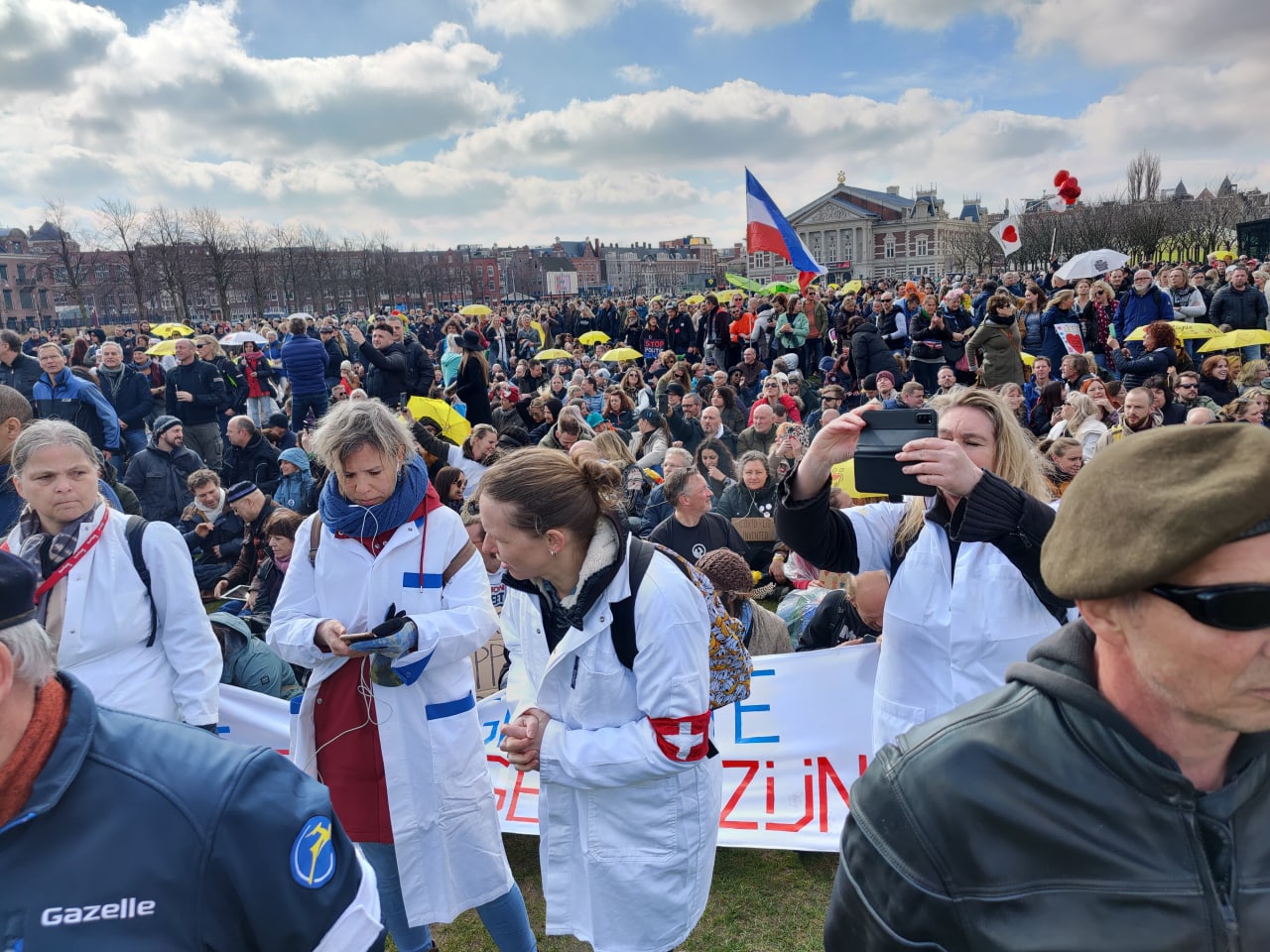 Медики защищают протестующих в Амстердаме. Скриншот из  twitter.com/HLMcLaughlin1