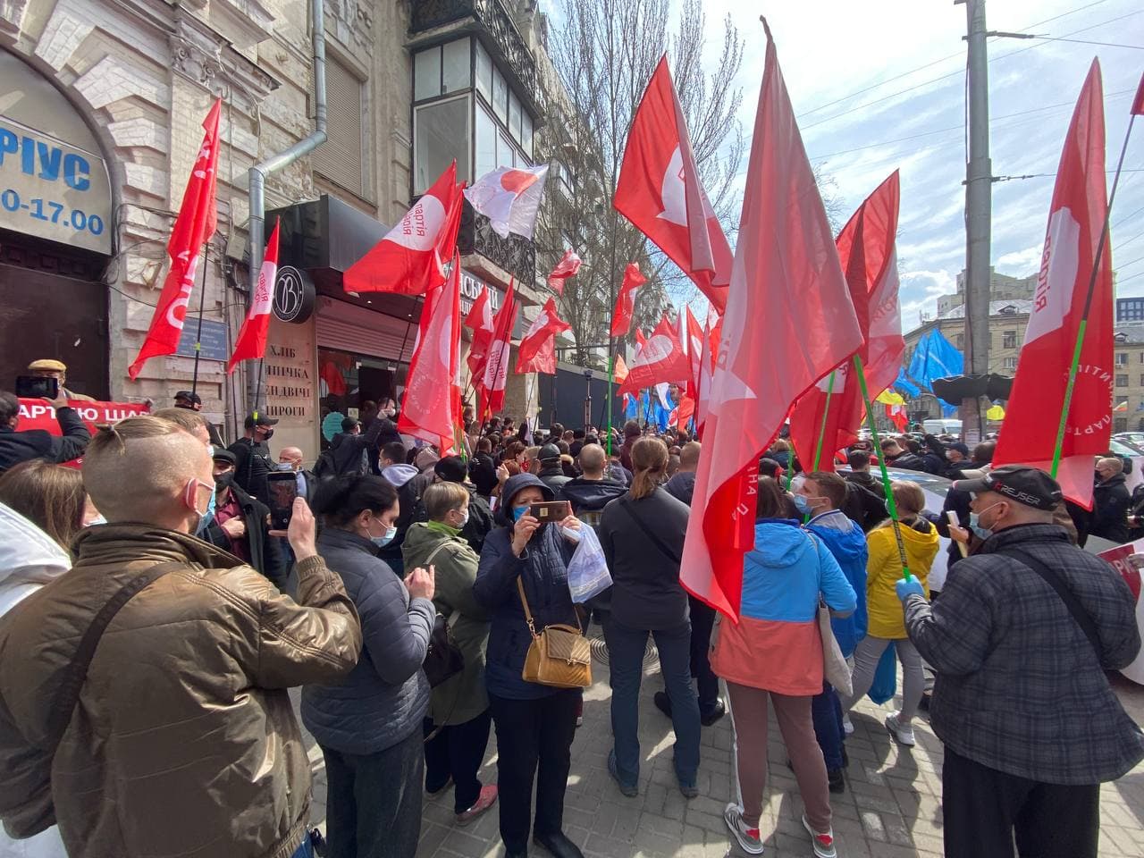 Под Окружным административным судом Киева проходит акция протеста сторонников Анатолия Шария