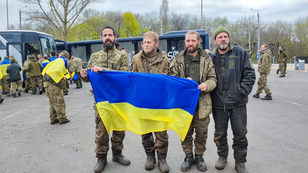 Украинские военные вернулись домой из плена