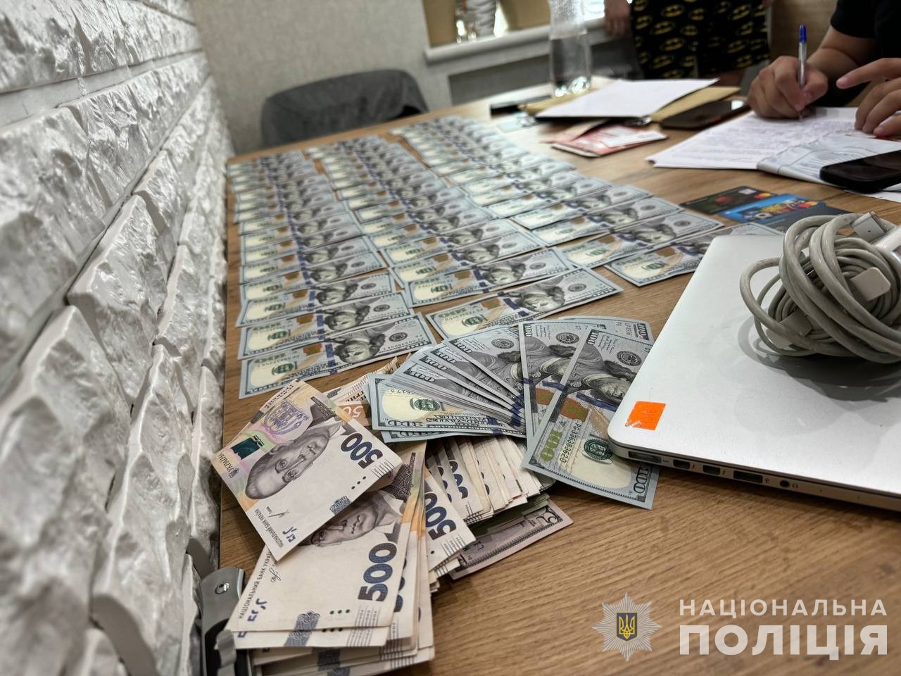 Фото вилученої валюти. Джерело - facebook.com/UA.National.Police/