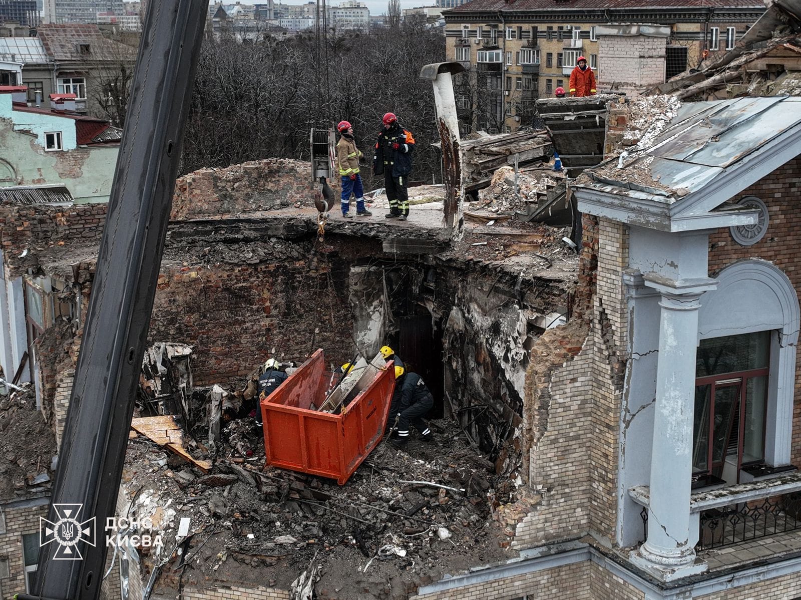 Фото (2) ликвидации последствий удара дрона. Источник - facebook.com/MNS.GOV.UA/