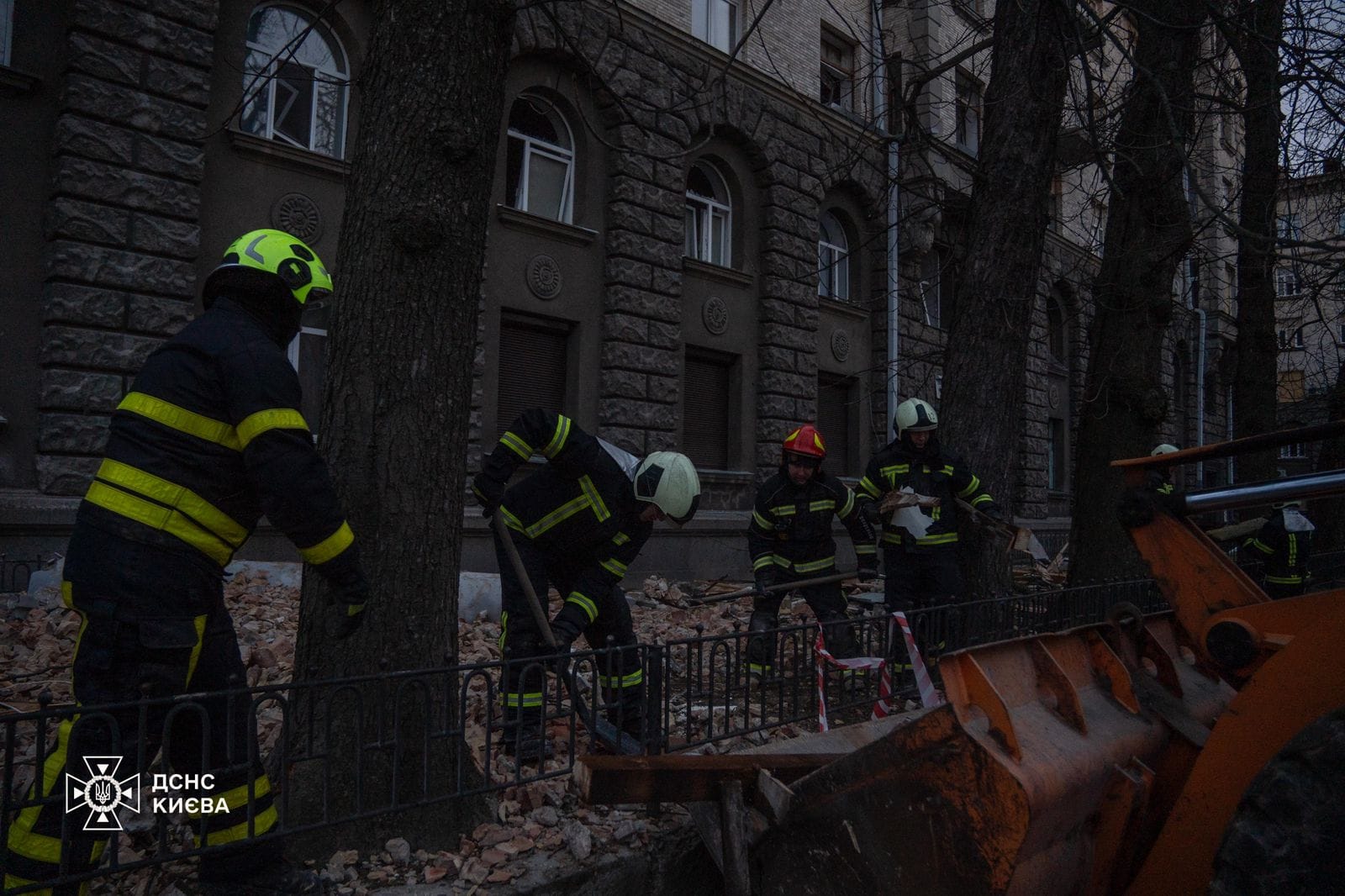 Фото (3) ликвидации последствий удара дрона. Источник - facebook.com/MNS.GOV.UA/