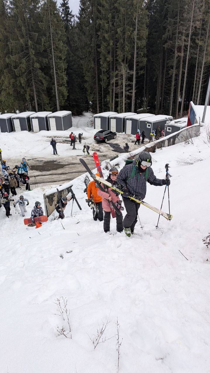 Фото поднимающихся пешком лыжников после блэкаута в Буковели. Источник - Телеграм