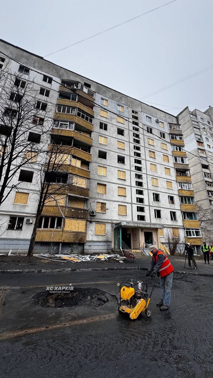 Фото (2) последствий удара РФ по Харькову. Источник -Телеграм