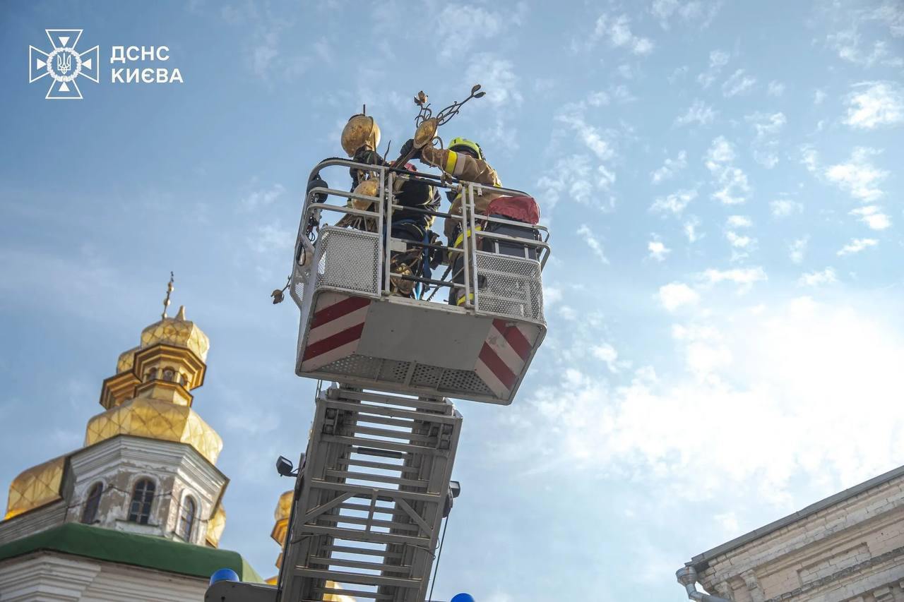 Фото підйому хреста на купол. Джерело ДСНС України