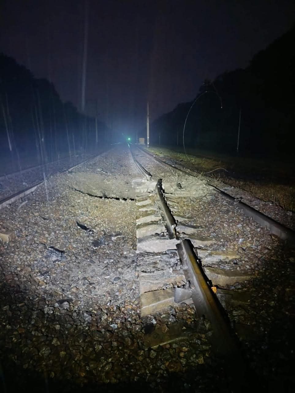 Фото наслідків удару по залізниці у Ніжині