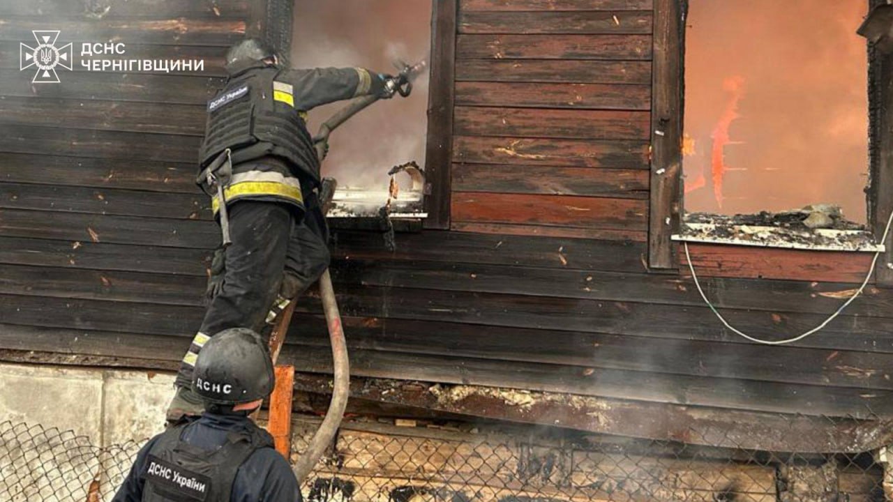 Фото (4) наслідків удару по Новгород-Сіверському Чернігівської області - рятувальники ДСНС гасять житловий будинок